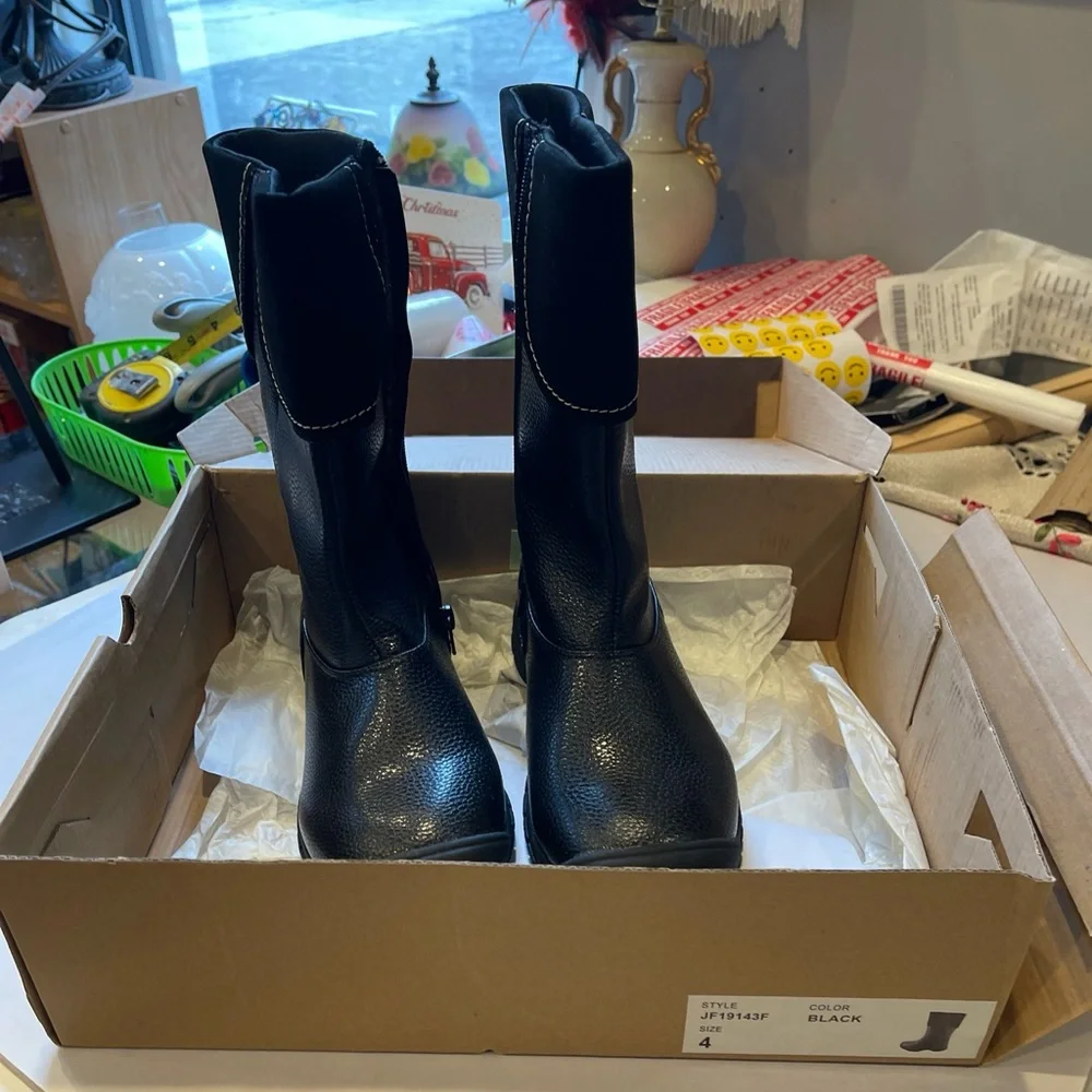 khombu boots child’s/ girl Size 4 Black , Winter Boots , Zipped Up Boots